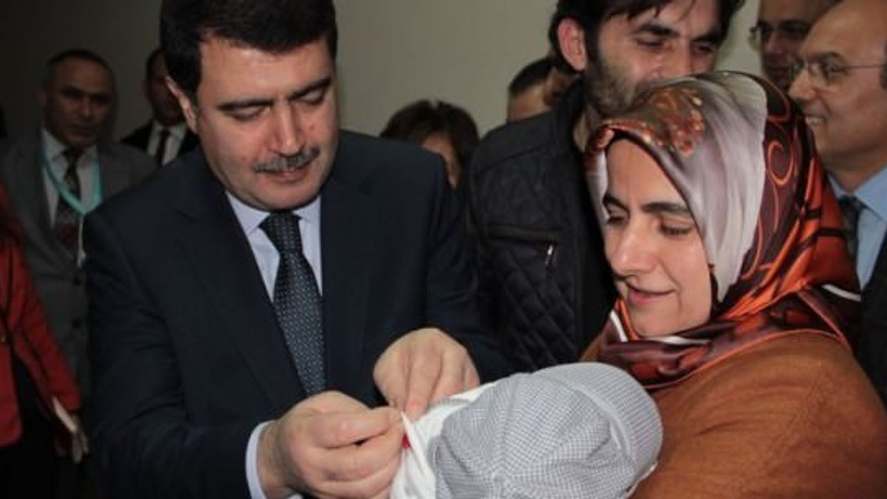 Vali Şahin ilk bebeklere altın taktı