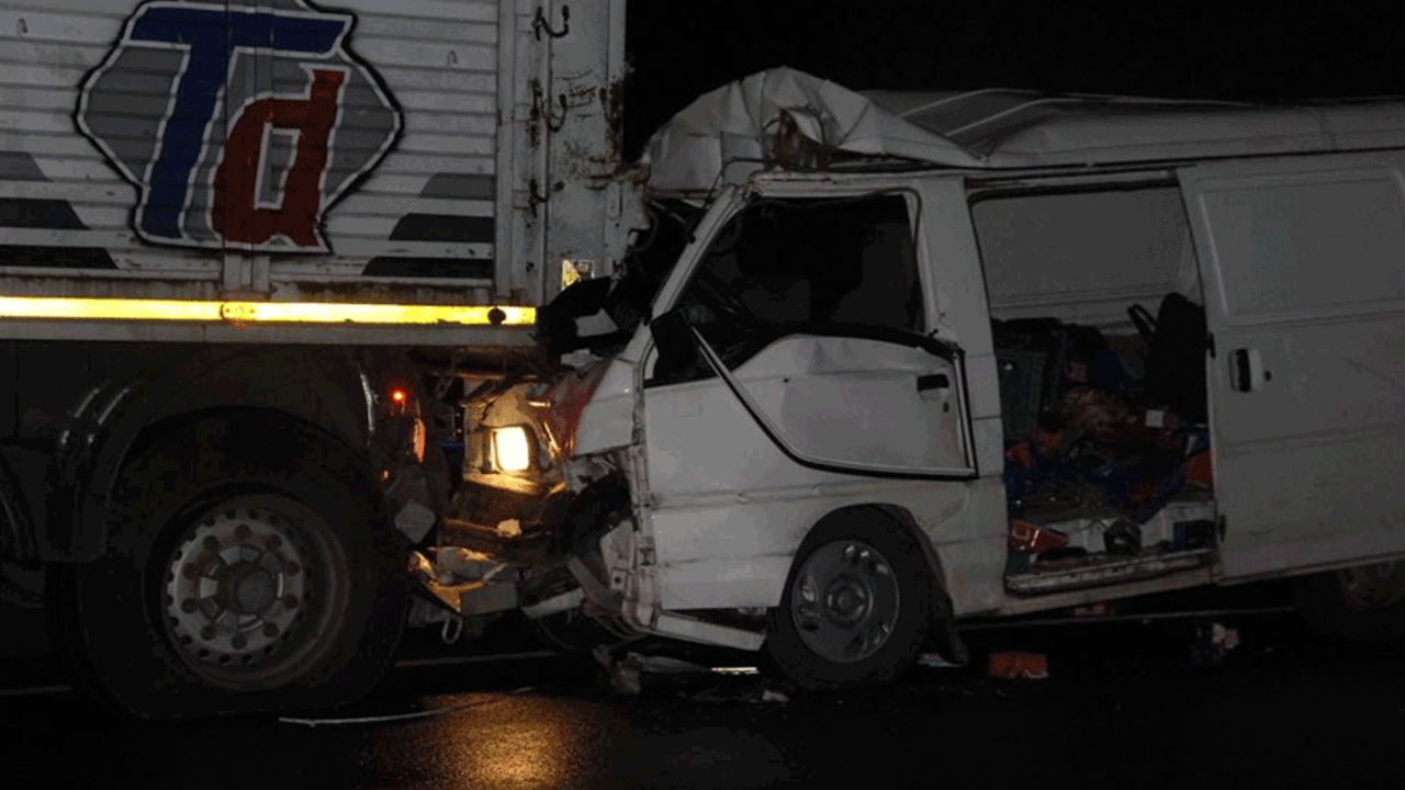 Afyon'da feci kaza: Minibüsün şoförü yaşamını yitirdi