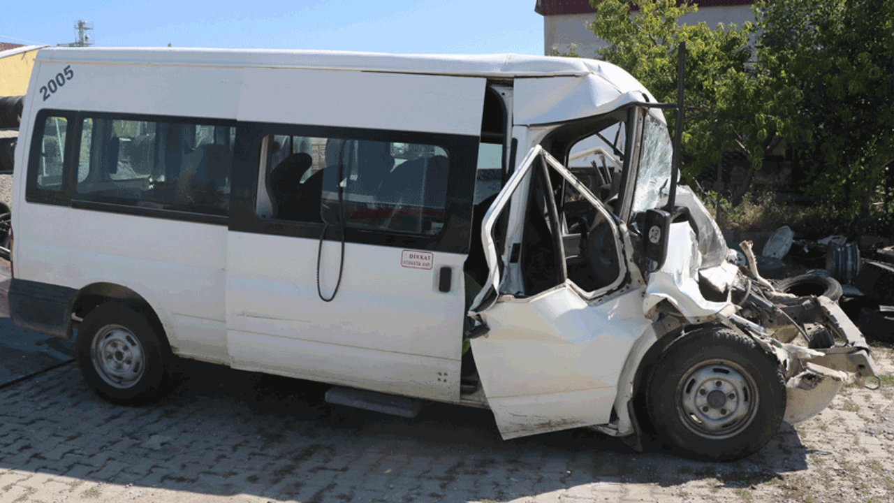 Afyon'da minibüs kamyonete çarptı: Yaralılar var