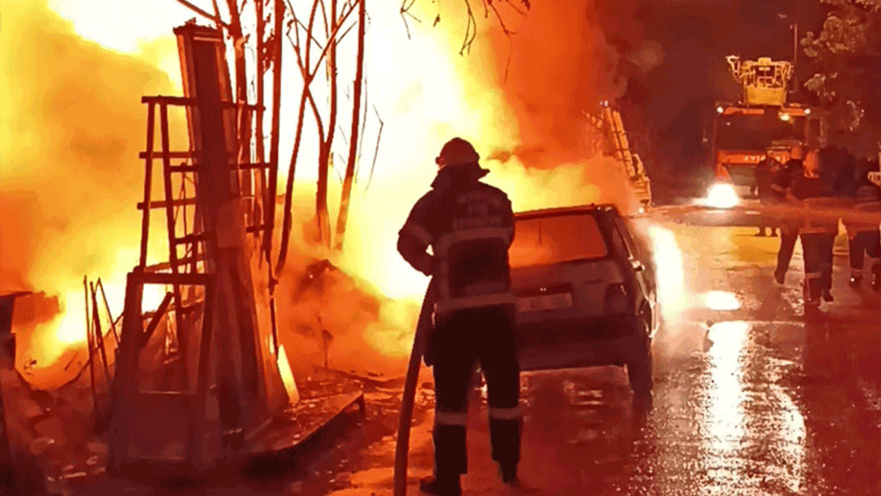 Burdur'da gece yarısı odun deposu yangını