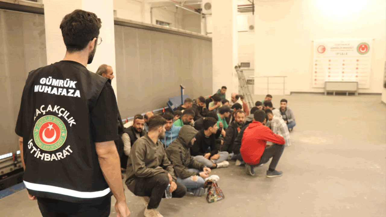Edirne'de sınırı geçmek isteyen tırdan kaçak göçmenler çıktı