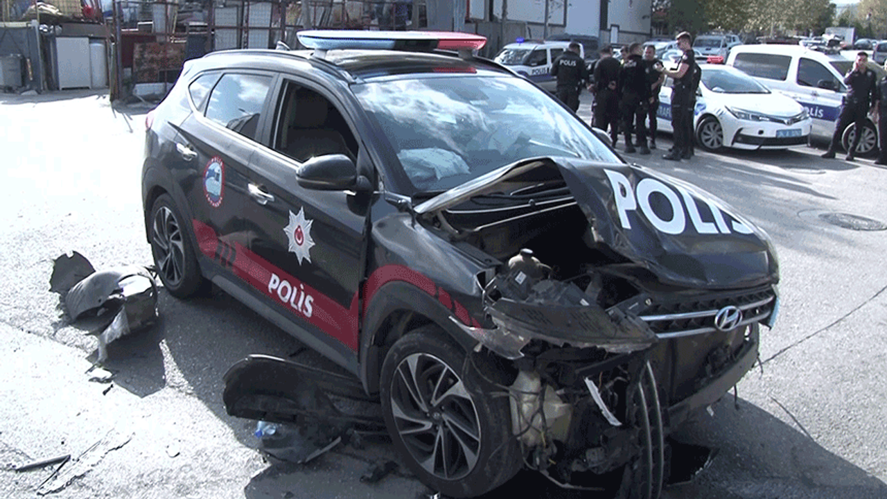İstanbul'da suçluyu yakalamaya çalışan polis aracı kaza yaptı