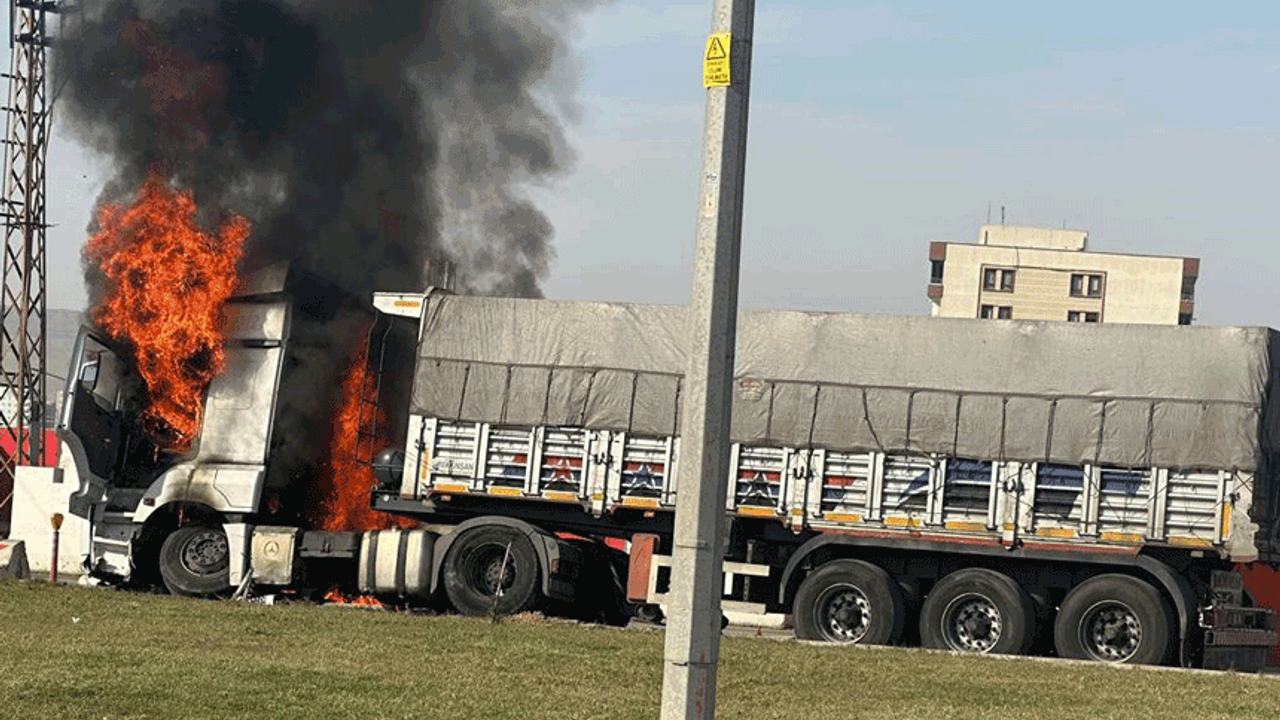 Şırnak’ta kaza: Bariyerlere çarparak yandı