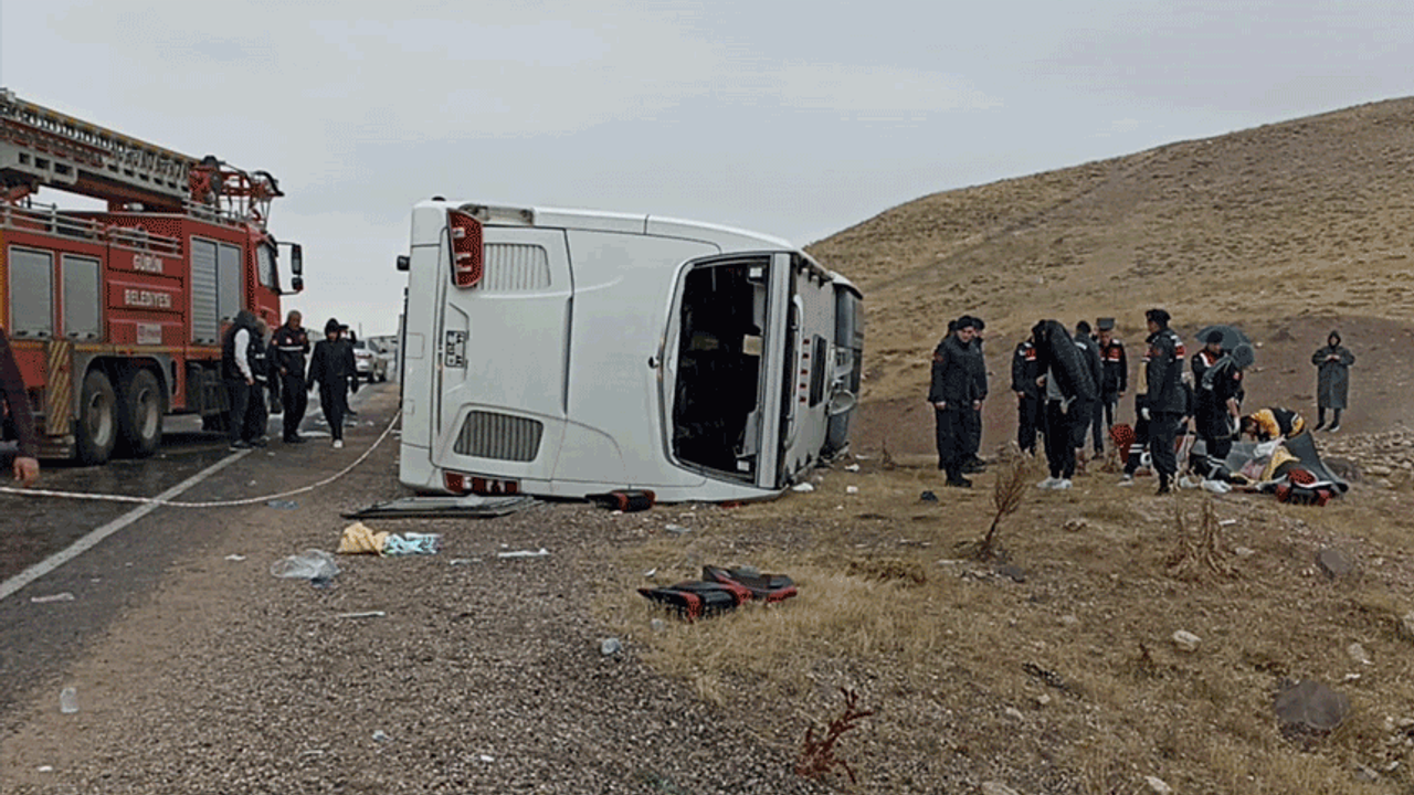 Sivas’ta otobüs devrildi: Dört ölü 30 yaralı