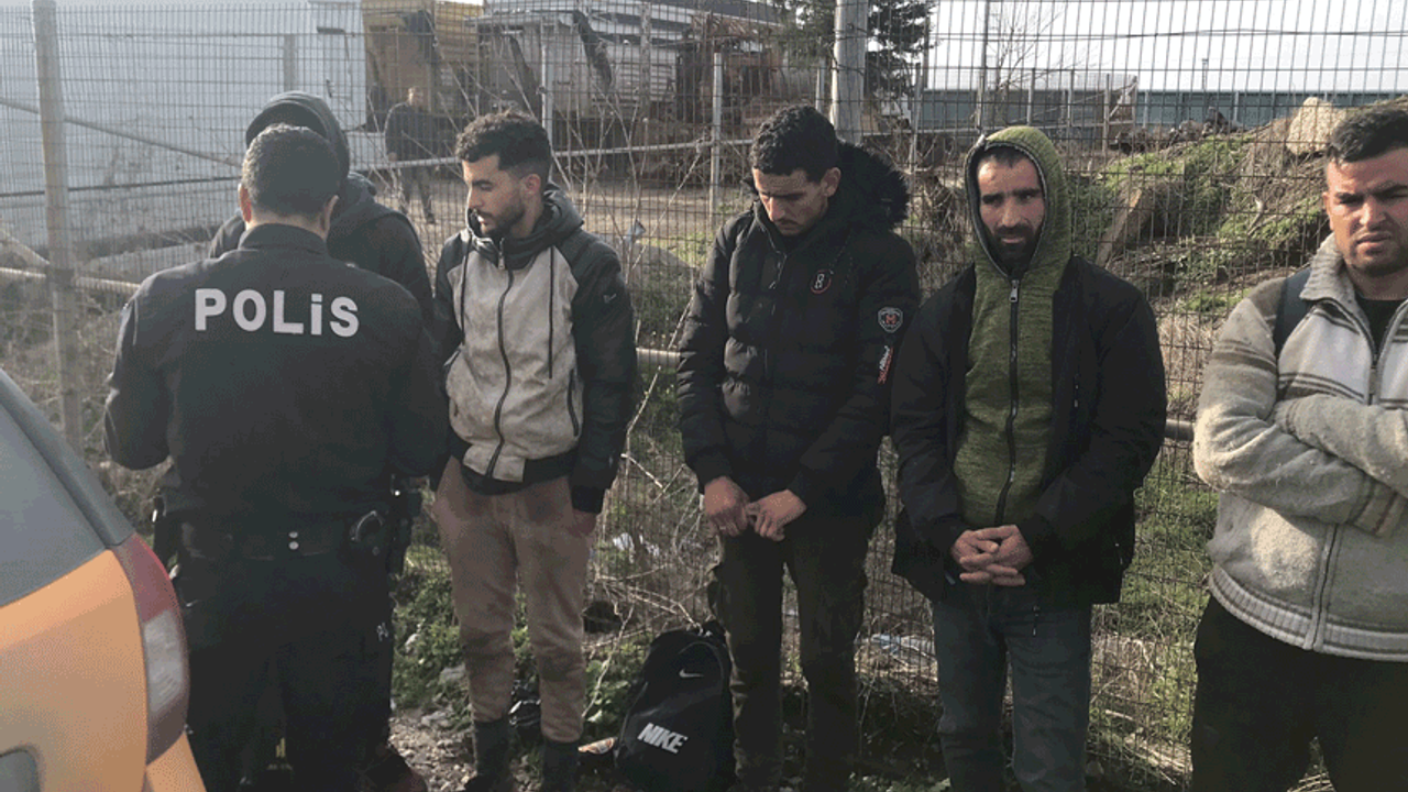 Edirne’de ticari taksiden kaçak göçmenler çıktı