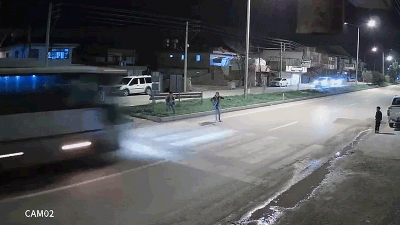 Adana'da kavgadan kaçan çocuğa midibüs çarptı
