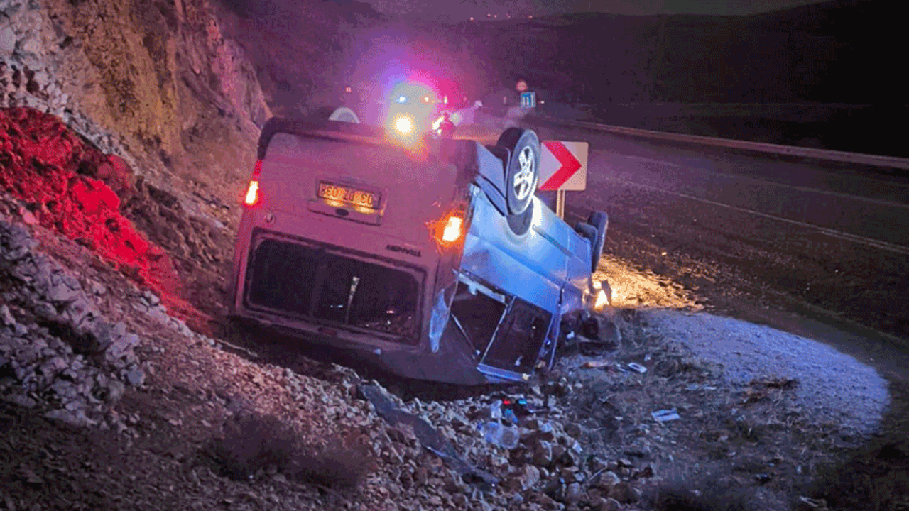 Afyon'da minibüs taklalar atarak durabildi: Üç yaralı