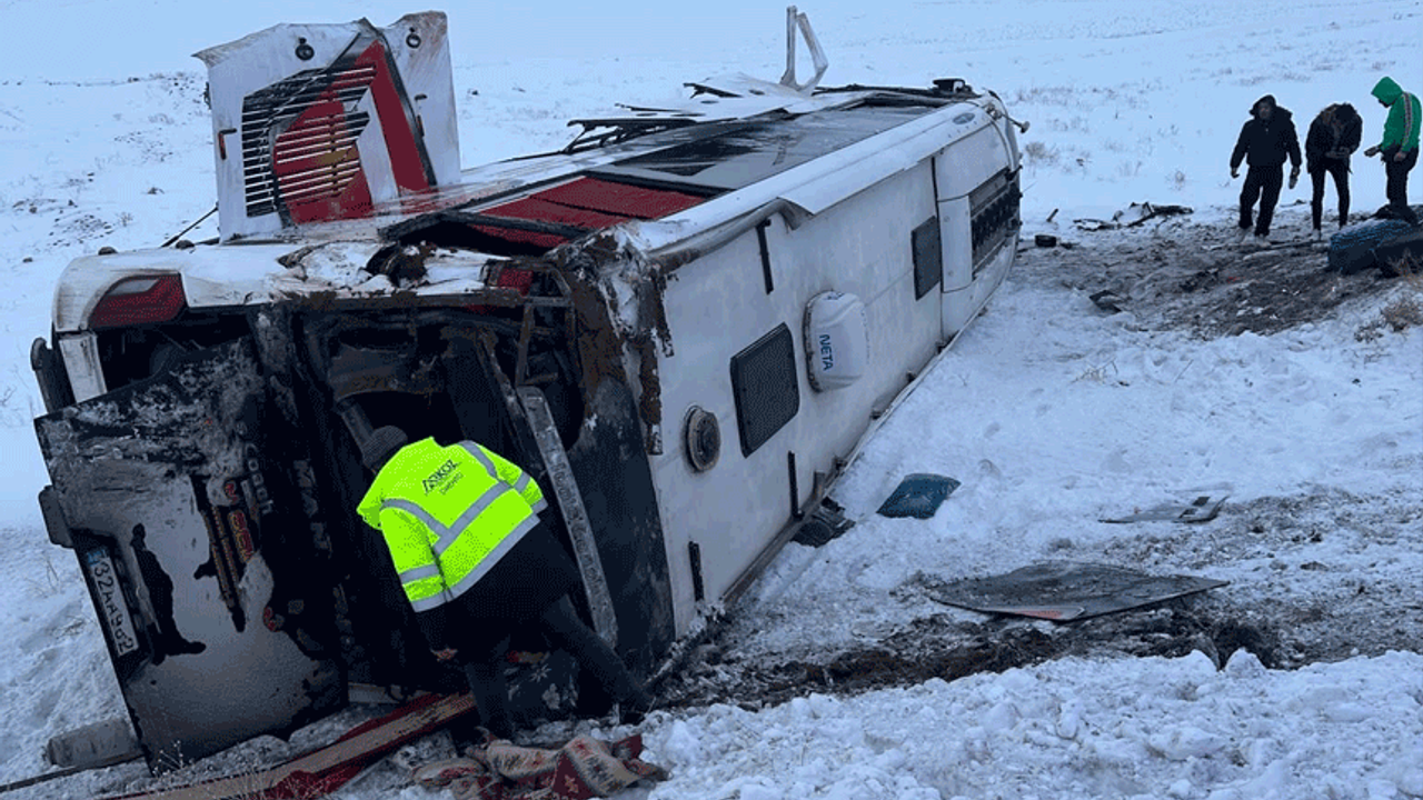 Ağrı'da buzlanan yolda otobüs devrildi: Çok sayıda yaralı var