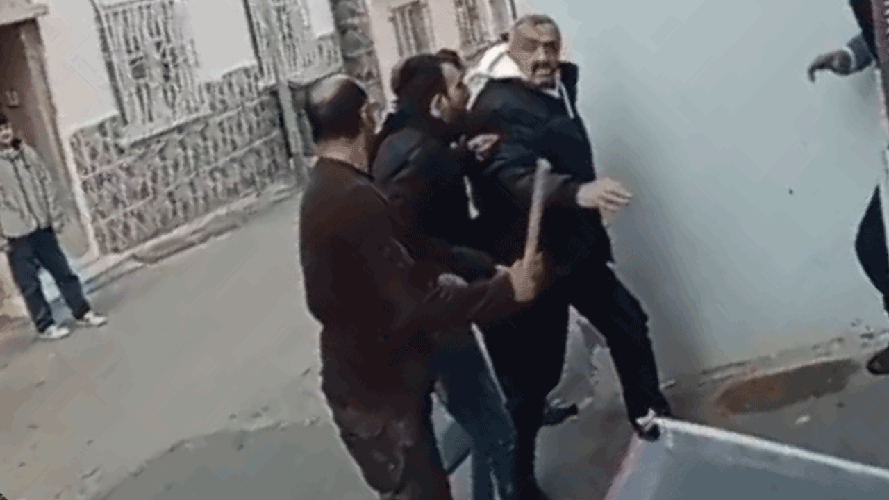 Bursa'da sokak ortasında sopalarla öldüresiye dövdüler