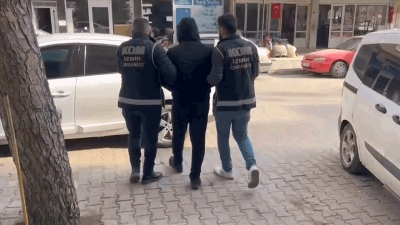 İzmir'de silah ticaretine baskın: Beş gözaltı