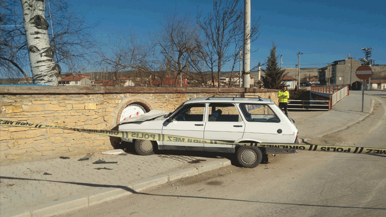 Kütahya'da virajı alamayan otomobil duvara çarptı
