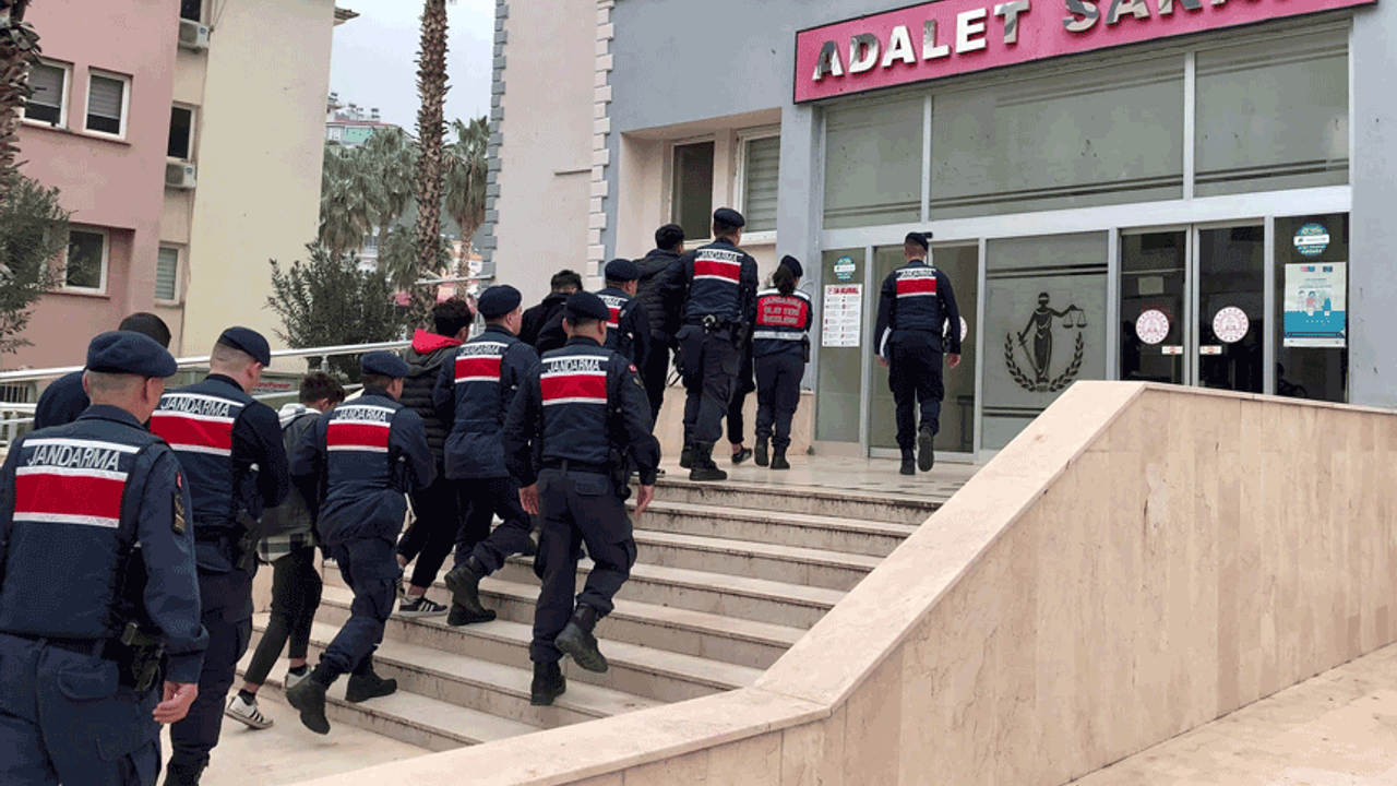 Mersin'de hırsızlar önce kameraya sonra jandarmaya yakalandı