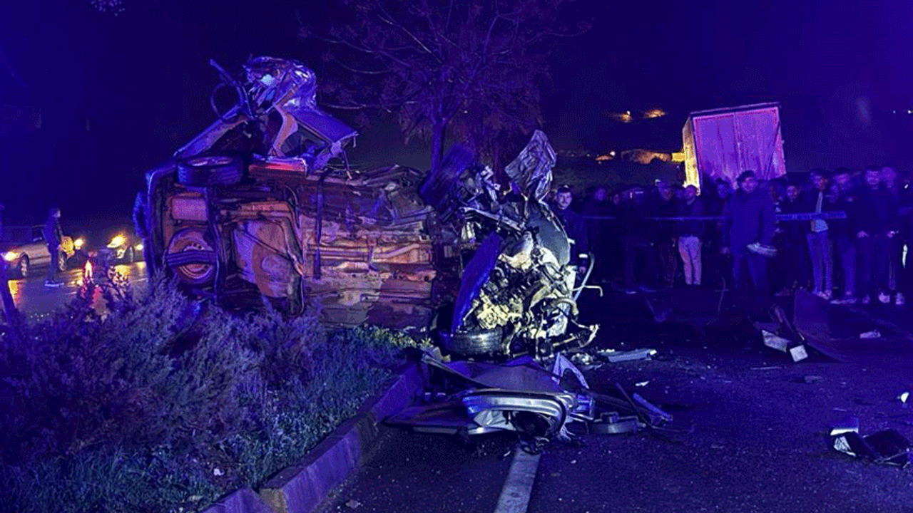 Antalya'da korkunç kaza! Ticari araç hurdaya döndü