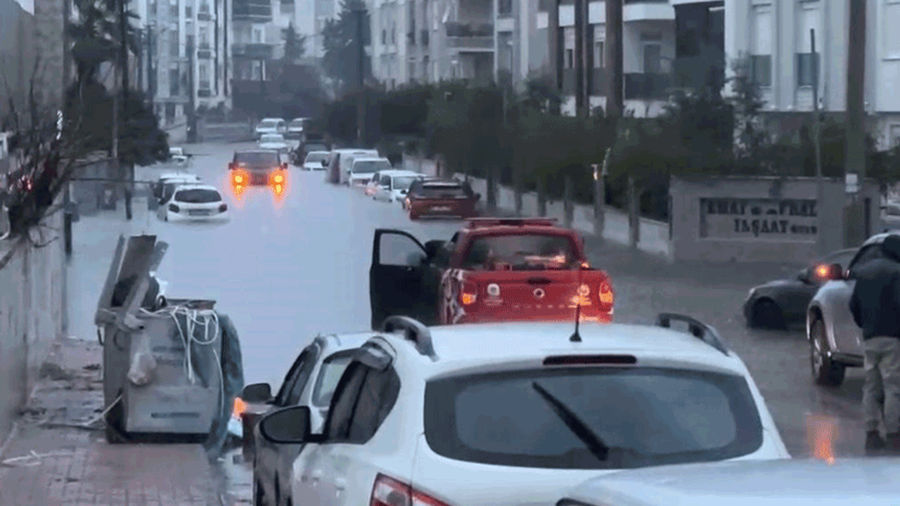 Antalya'da yoğun yağış ve selden dolayı okullar tatil edildi