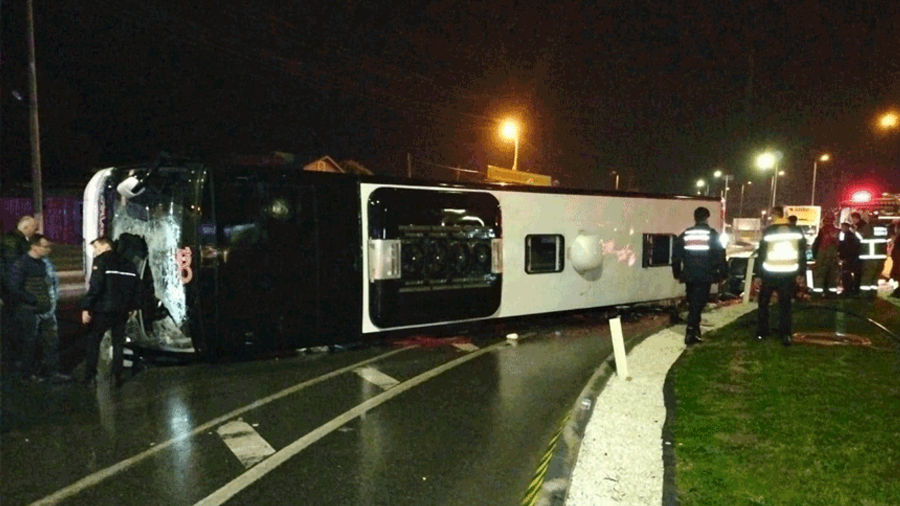 Balıkesir’de döner kavşakta otobüs kazası: 20 yaralı