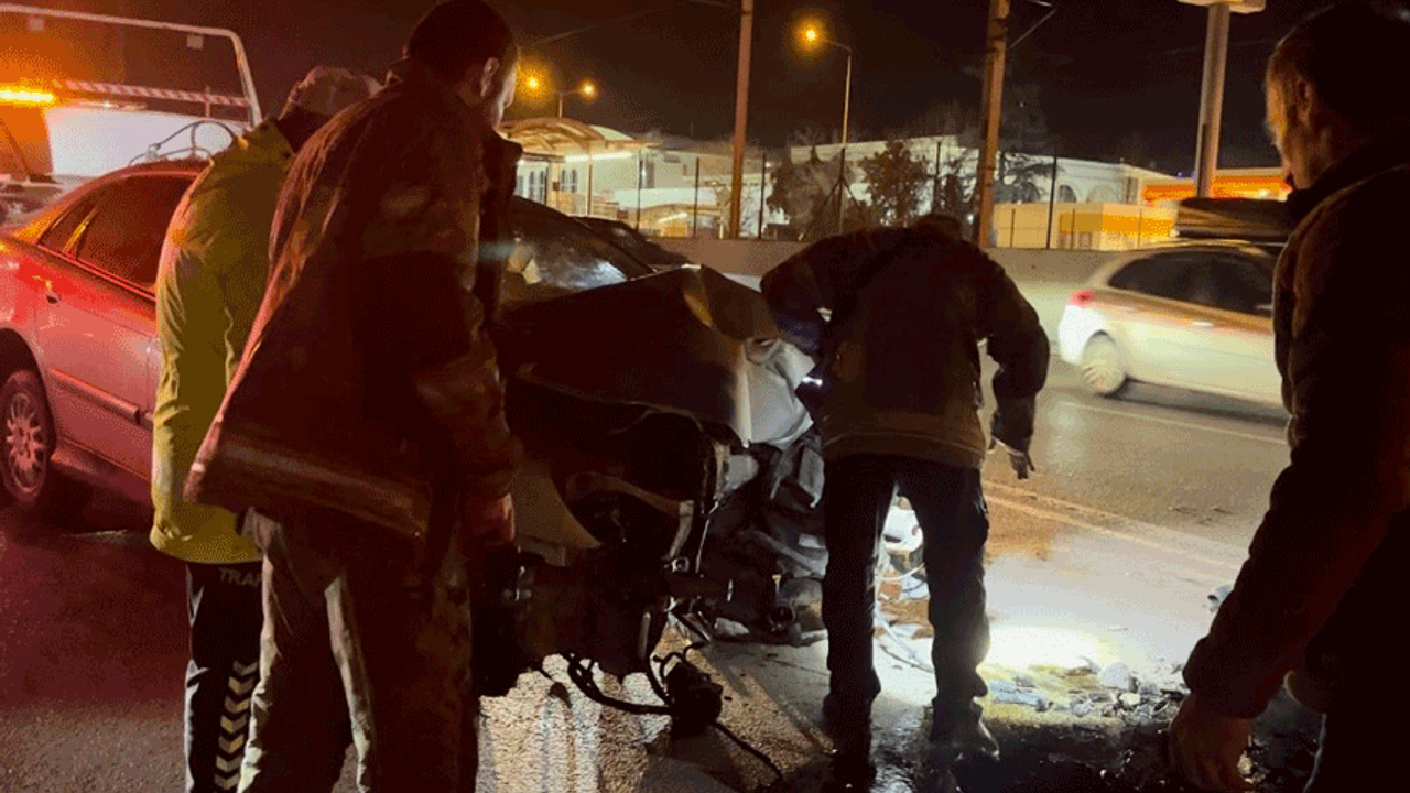 Bursa'da alkollü sürücü direğe çarptı: Üç arkadaş araçta sıkıştı