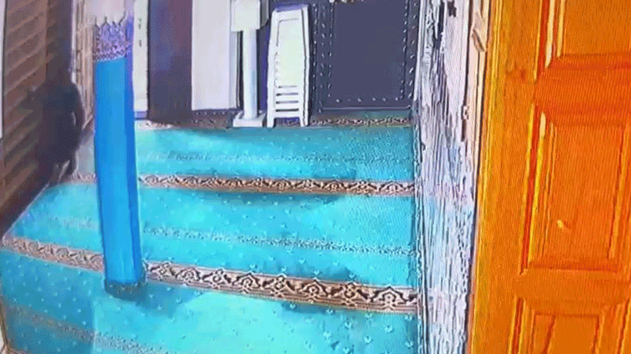 Bursa'da pişkin hırsız camiden ayağına uyan ayakkabıları çaldı