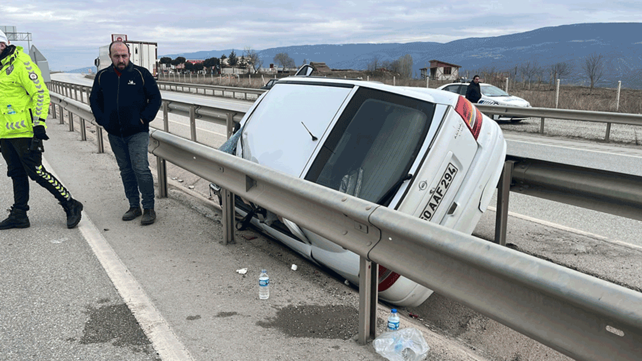 Kastamonu'da kaza: Araba bariyerlere asılı kaldı