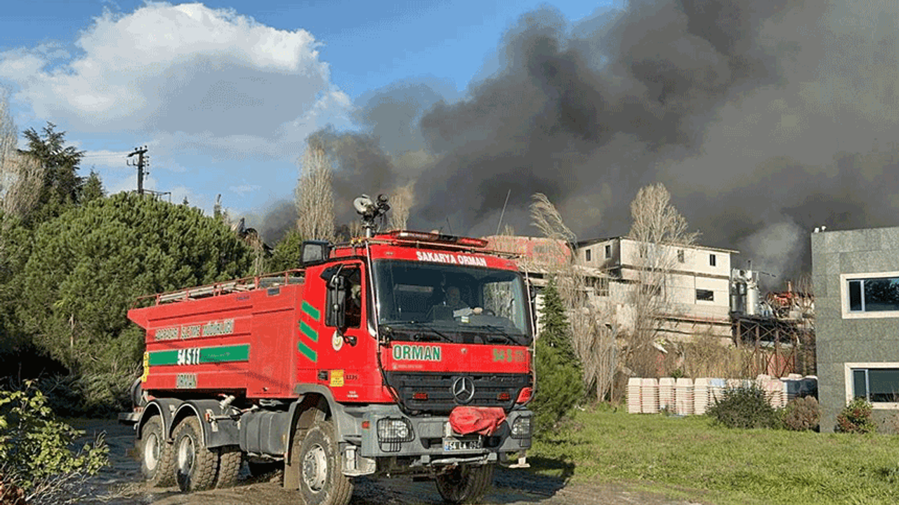 Kocaeli'de fabrika yangını kontrol altına alındı