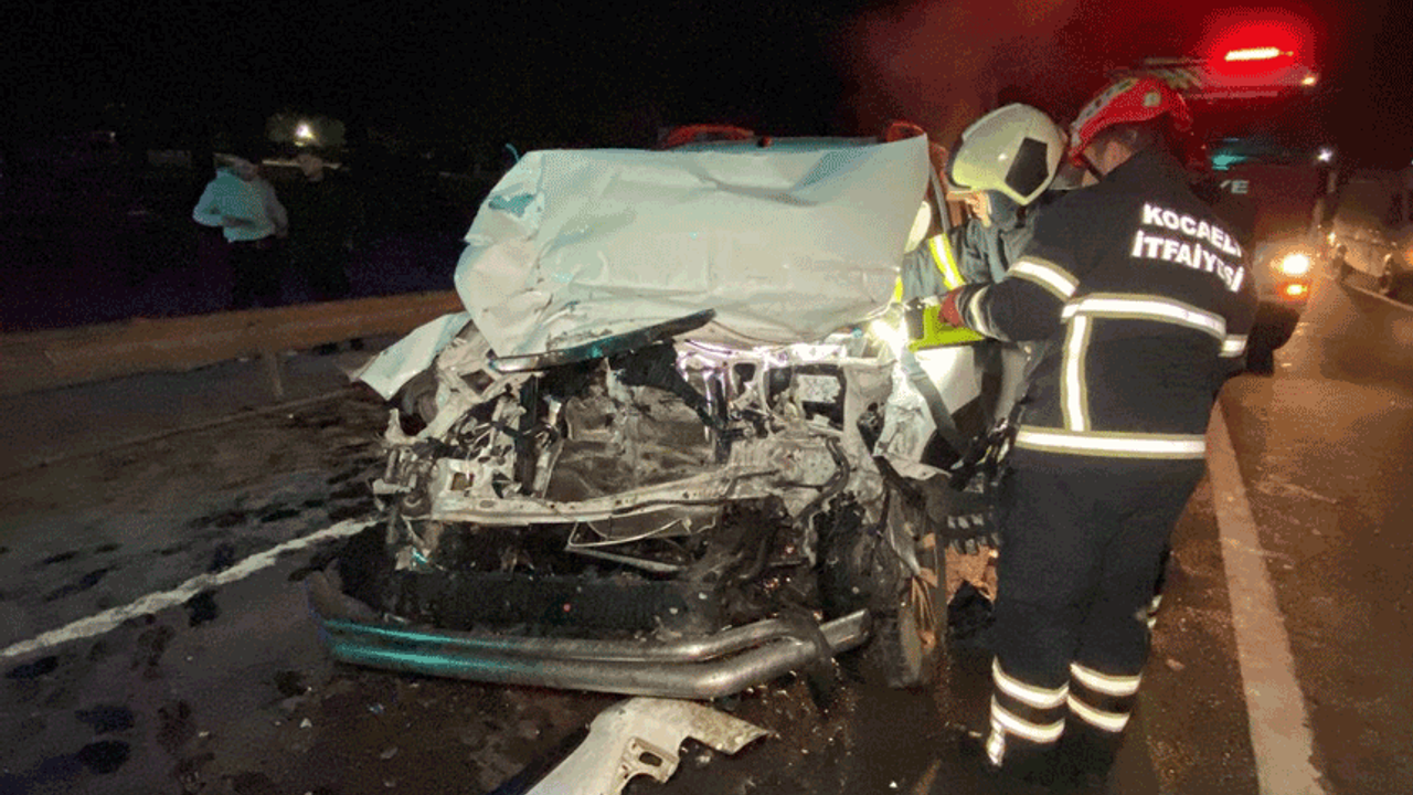 Kocaeli'de ışıklarda feci kaza: Pikap kamyona çarptı