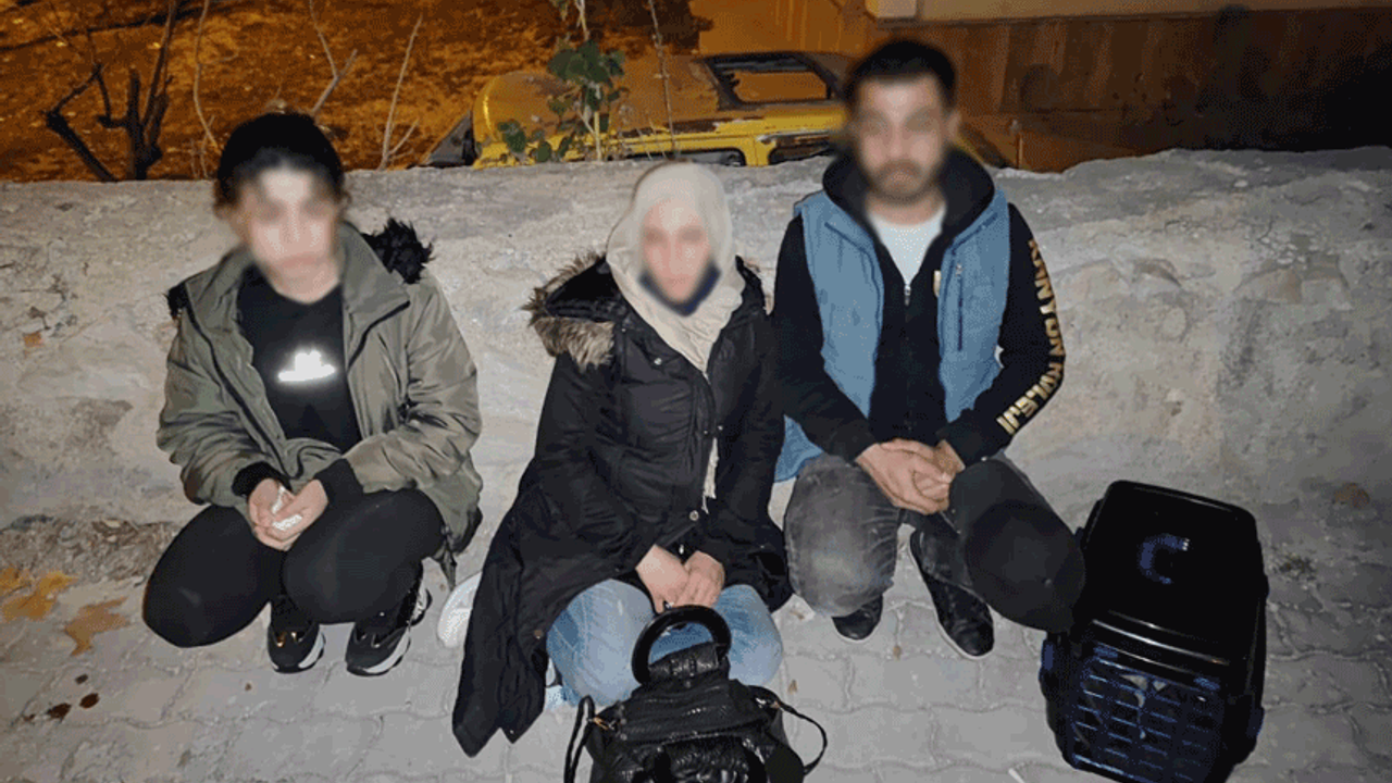 Konya'da polisten kaçan araçtan kaçak göçmenler çıktı
