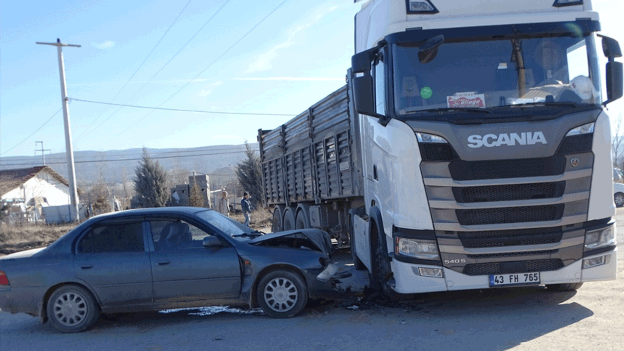 Kütahya'da tır ile otomobil çarpıştı: Dört yaralı