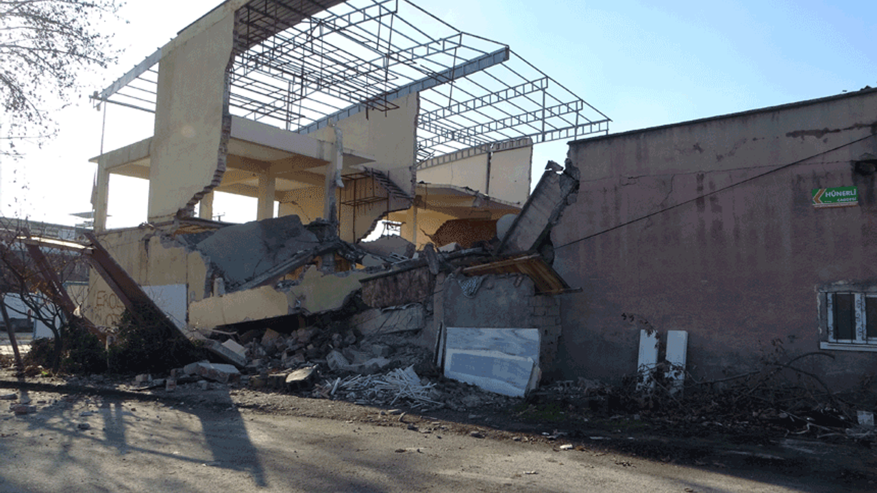 Malatya’da altı dükkanın bulunduğu blok çöktü!
