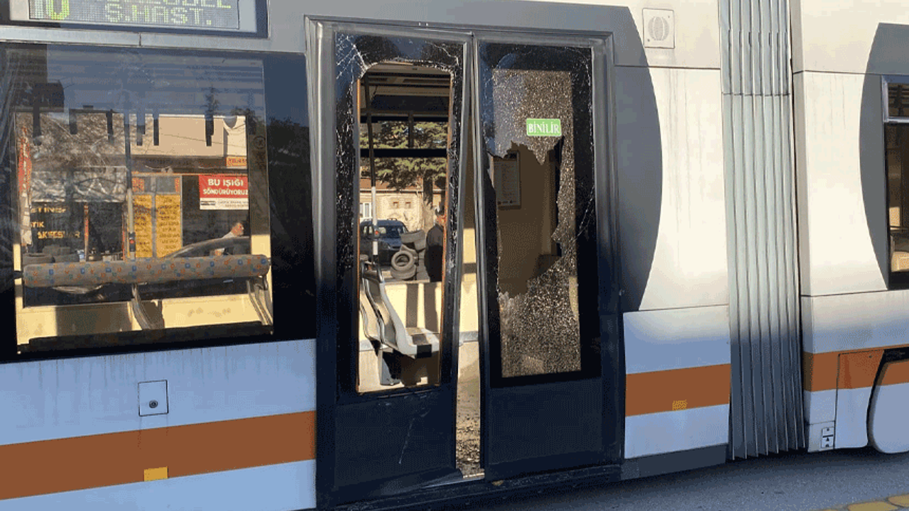 Açık bırakılan servis kapısına tramvay çarptı: 3 yaralı