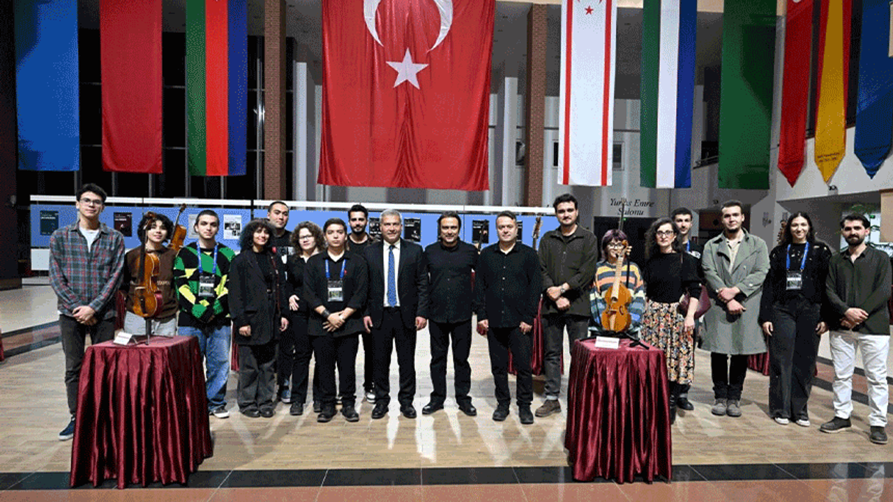 Anadolu Üniversitesi’nde çalgı yapımı sergisi açıldı