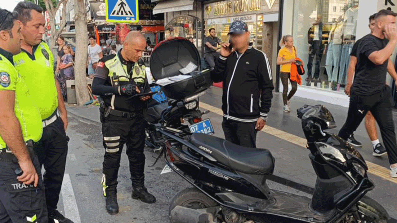 Antalya'da yayaya yol vermek isteyen araca motosiklet çarptı