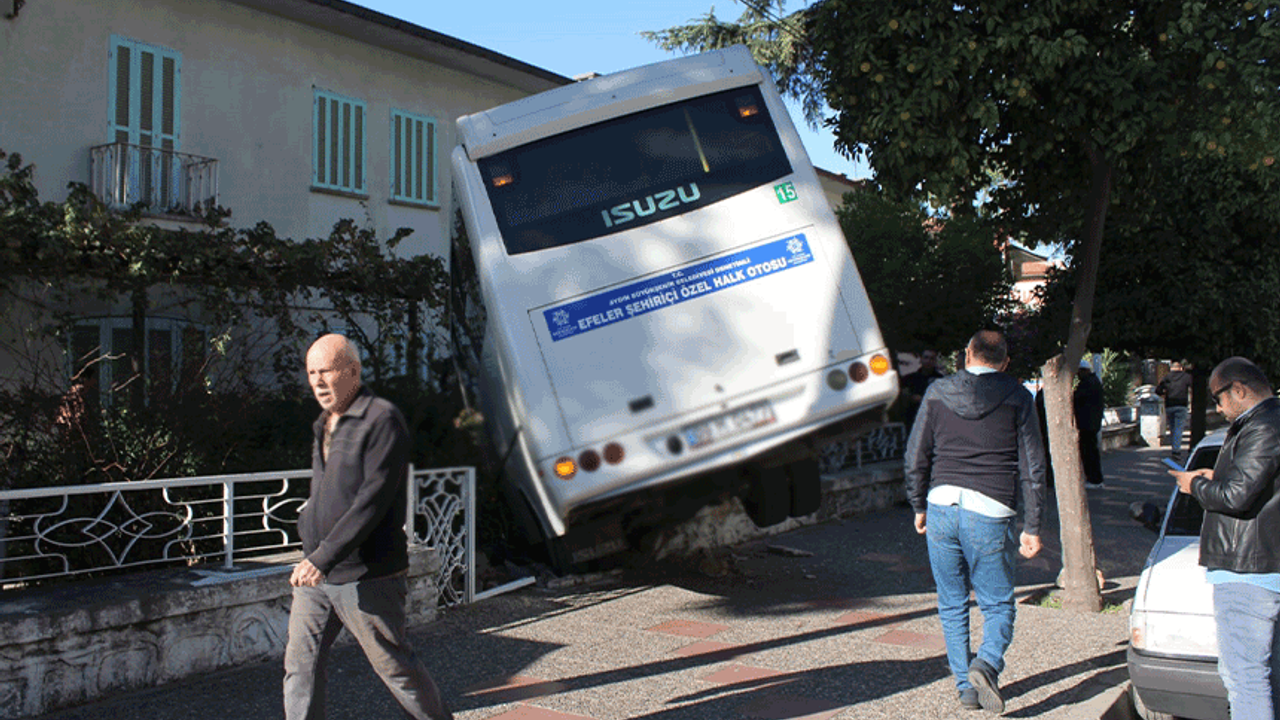 Aydın'da minibüs evin bahçesine girdi