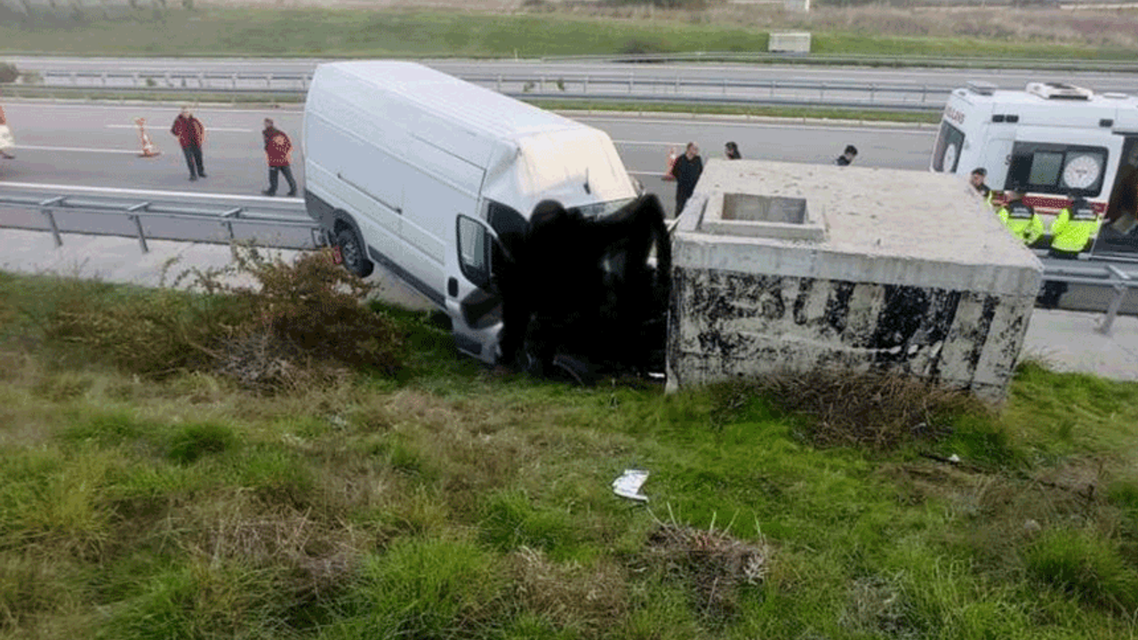 Balıkesir'de minibüs beton bloğa çarptı: 2 ölü 1 yaralı