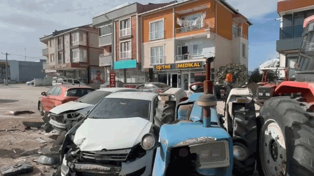 Balıkesir'de tır park halindeki araçlara çarptı