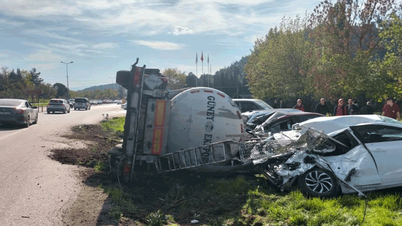 Balıkesir'de yağ tankeri devrildi