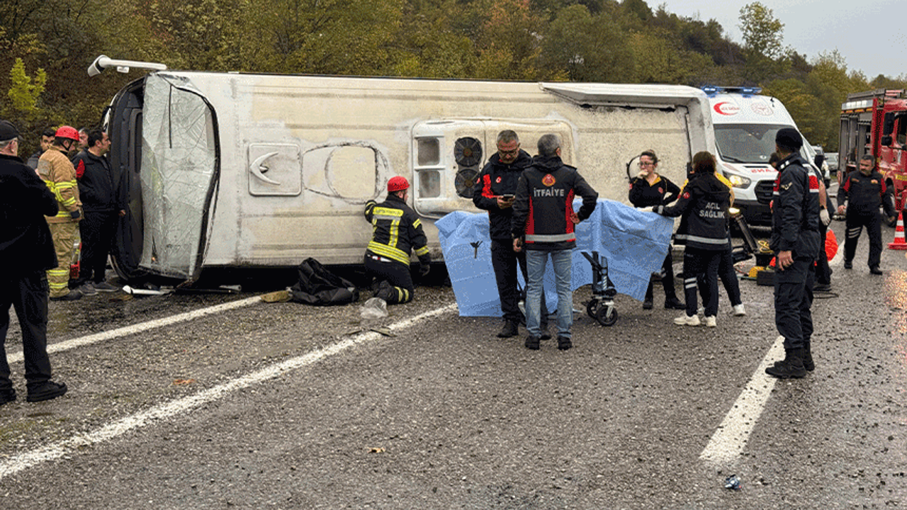 Bartın'da işçi servisi devrildi: 1 ölü, 19 yaralı