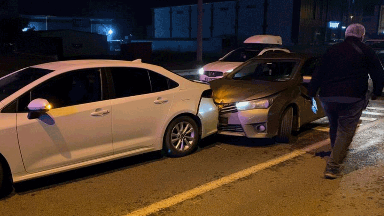 Bursa'da 3 araçlı zincirleme kaza: 5 yaralı
