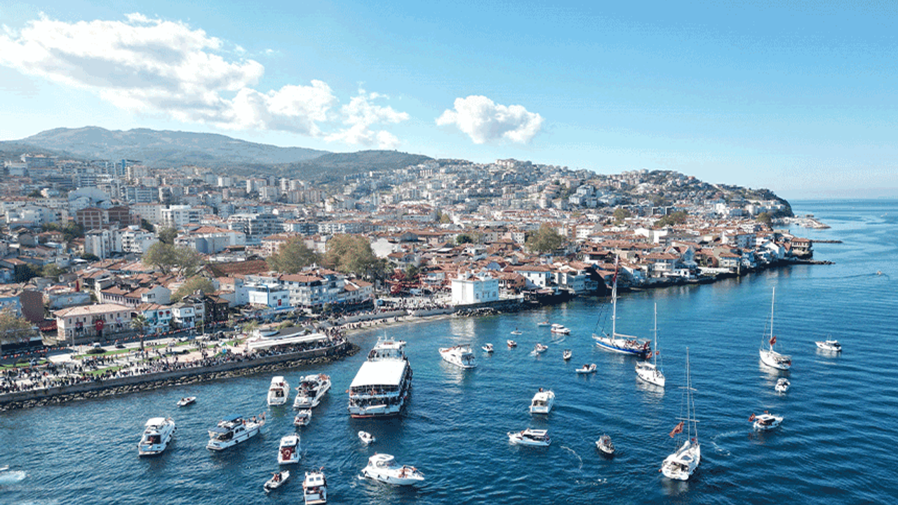Bursa'da denizde onlarca tekne kortej yaptı