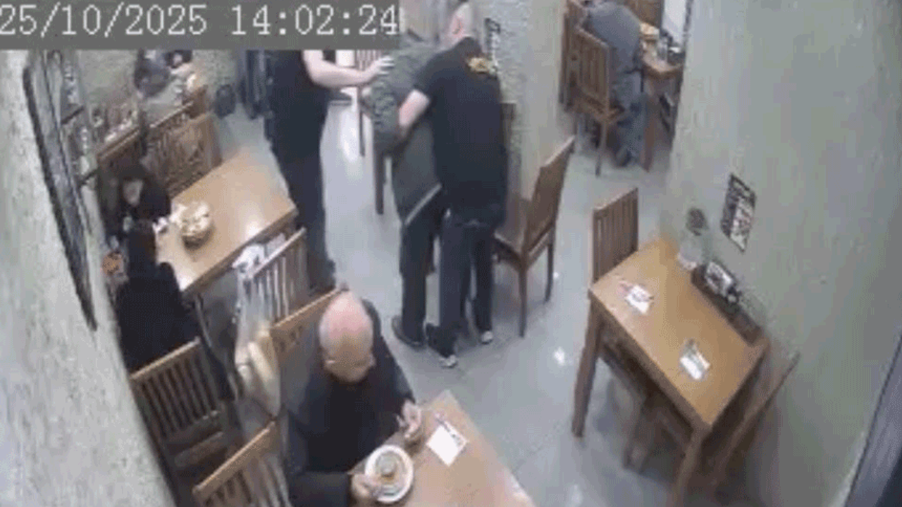 Bursa'da Heimlich manevrasıyla müşterinin hayatını kurtardı
