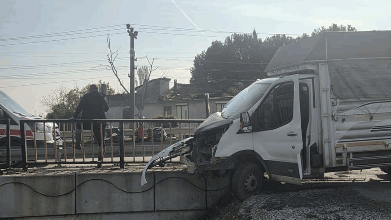 Bursa'da kontrolden çıkan kamyonet köprü demirlerine saplandı