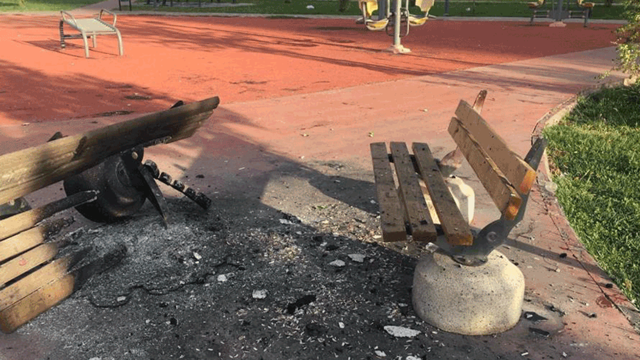 Diyarbakır'da parkta bulunan bazı banklar yakıldı