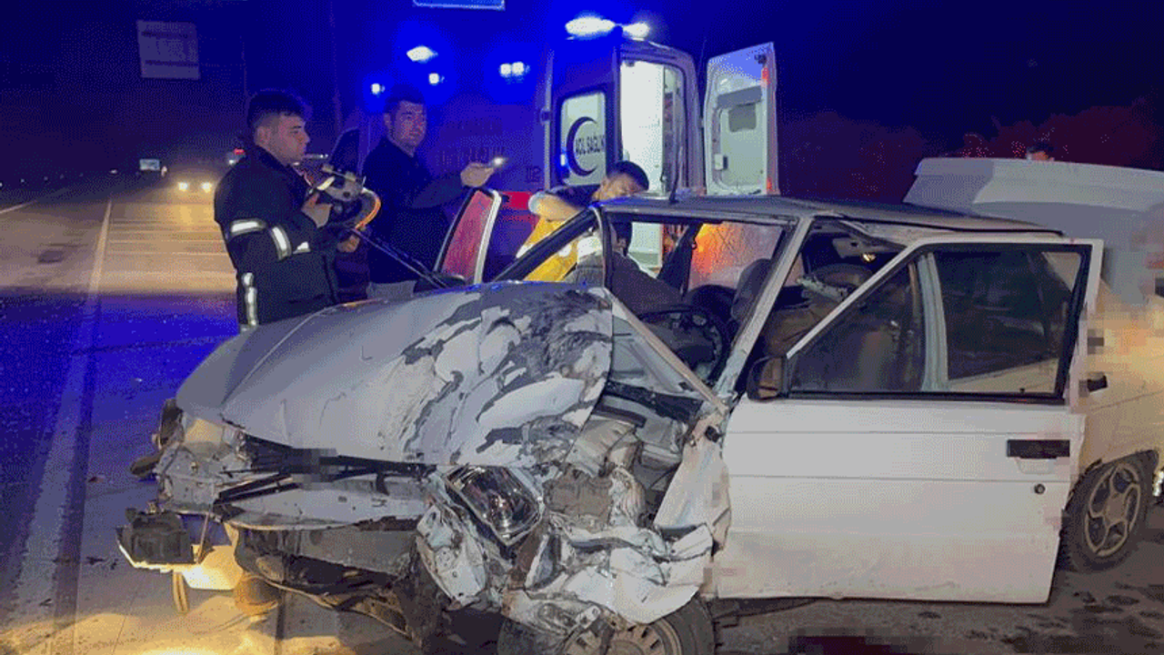 Edirne'de kazada otomobilde sıkışan yaralılar kurtarıldı