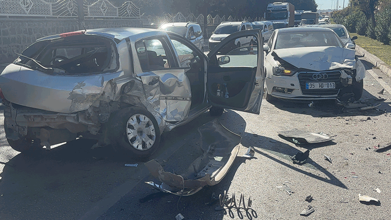 Gaziantep'de kontrolden çıkan otomobil karşı şeride uçarak iki otomobile çarptı