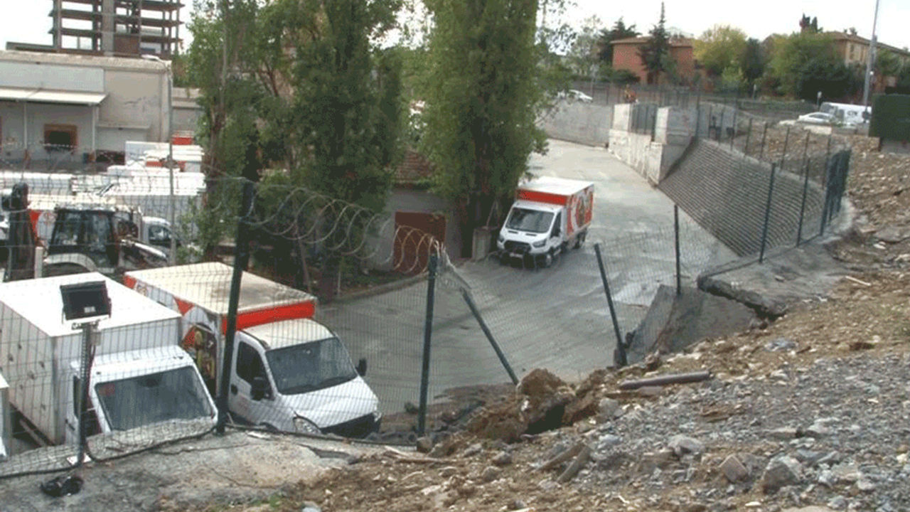 İstanbul'da fabrikanın istinat duvarı çöktü