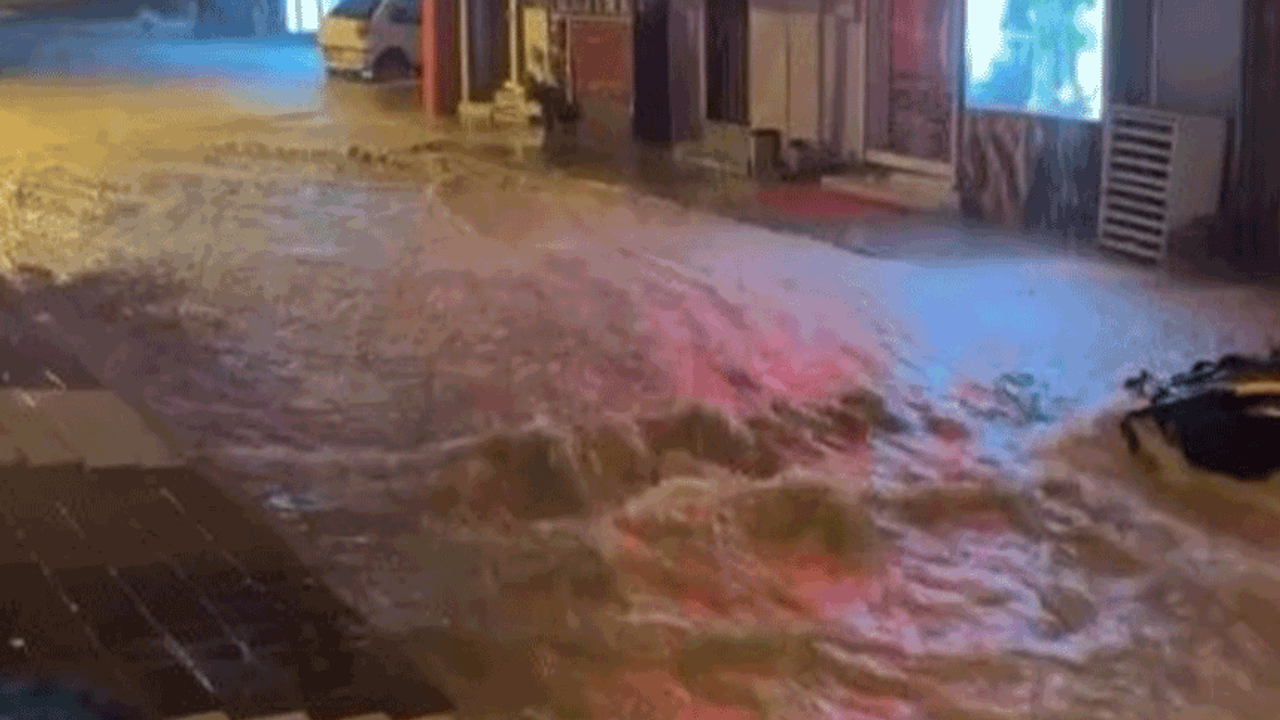 İzmir'de sağanak hayatı olumsuz etkiledi