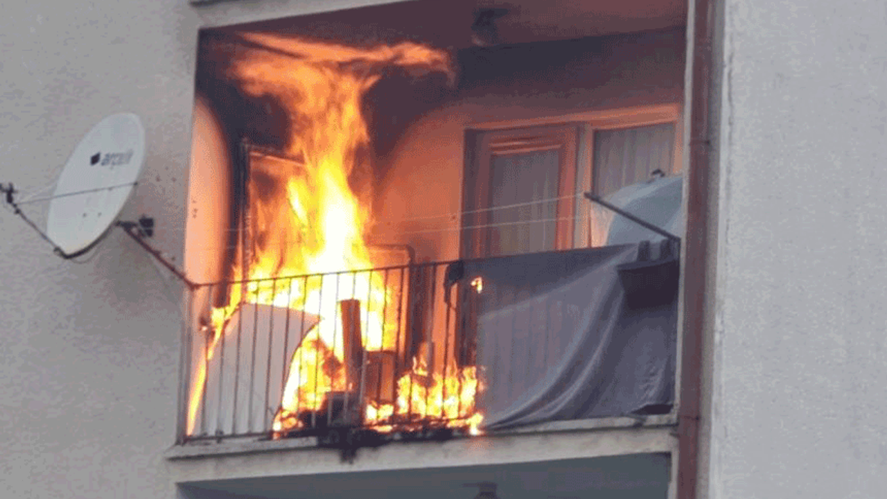 Kastamonu'da balkon yangın ekipler tarafında söndürüldü