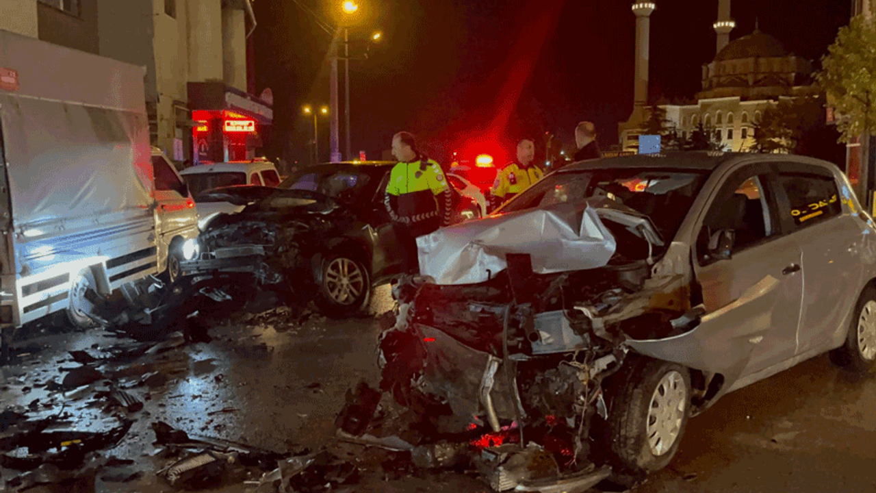 Kaza üstüne kaza! Park halindeki araçlara vurdu, ters yöne girip kafa kafaya çarpıştı