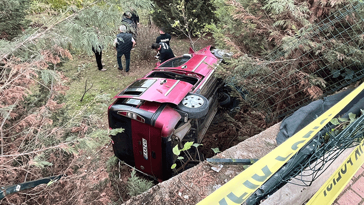 Kontrolden çıkan araç evin bahçesine girdi: 2 kişi yaralandı
