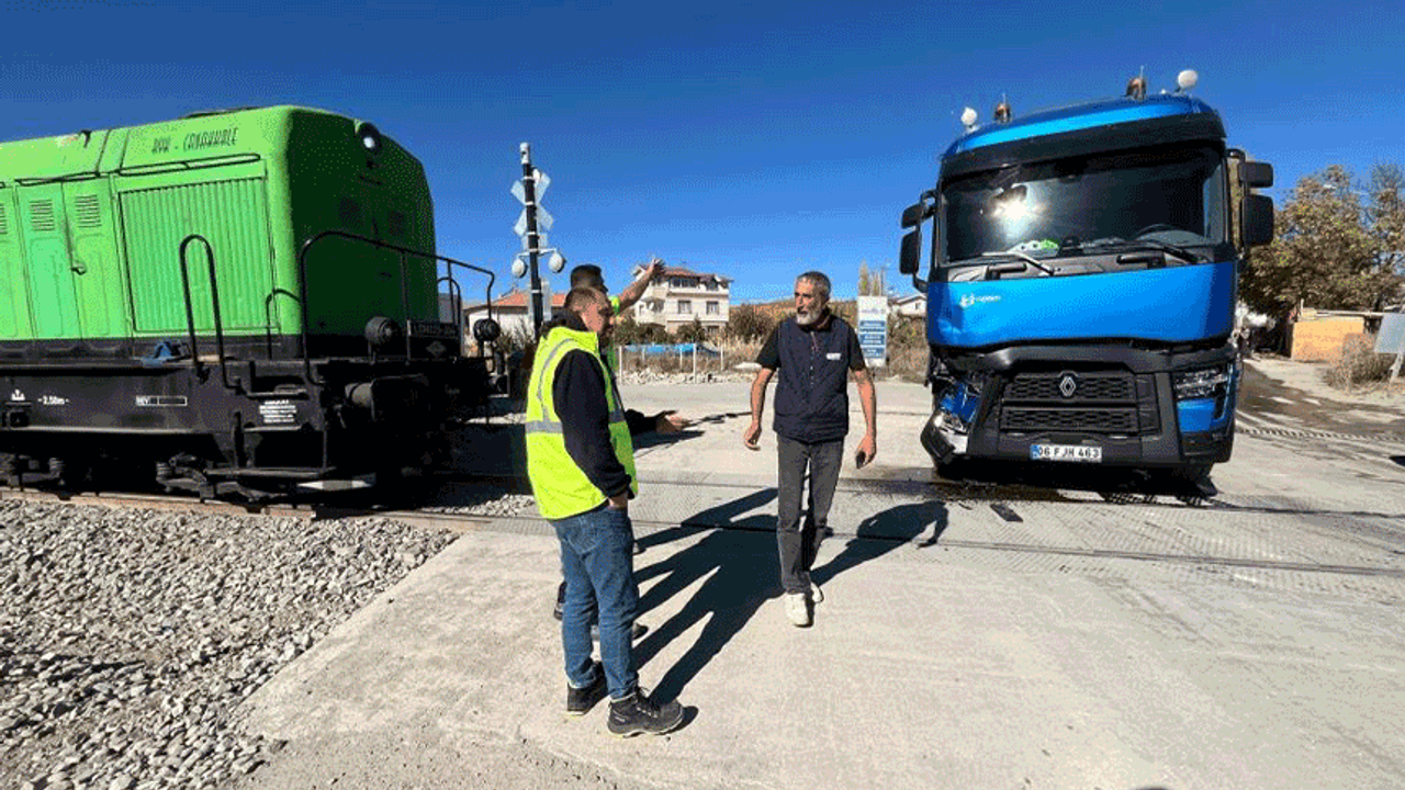 Malatya'da tren tıra çarptı maddi hasar meydana geldi