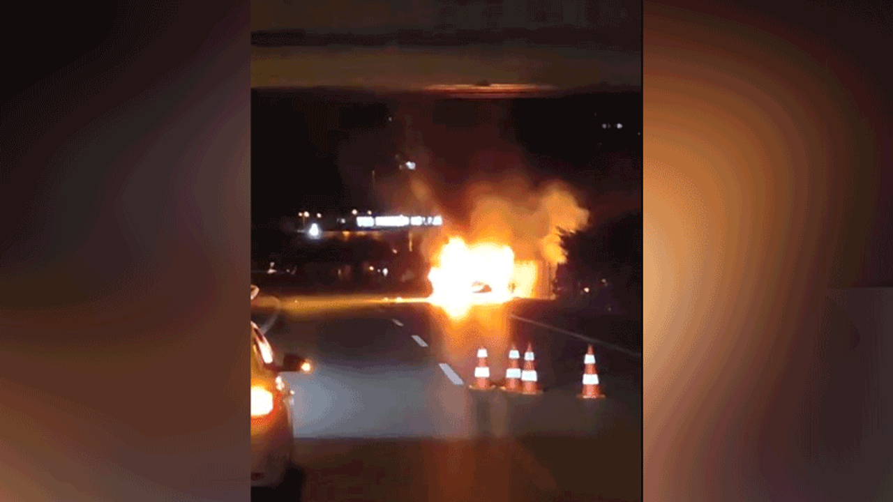 Mersin'de otomobil alev alev yandı