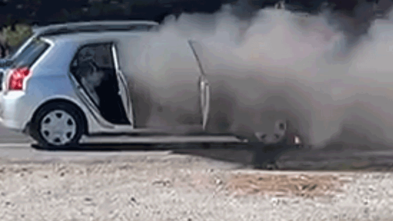 Muğla’da otomobilin motoru alev aldı